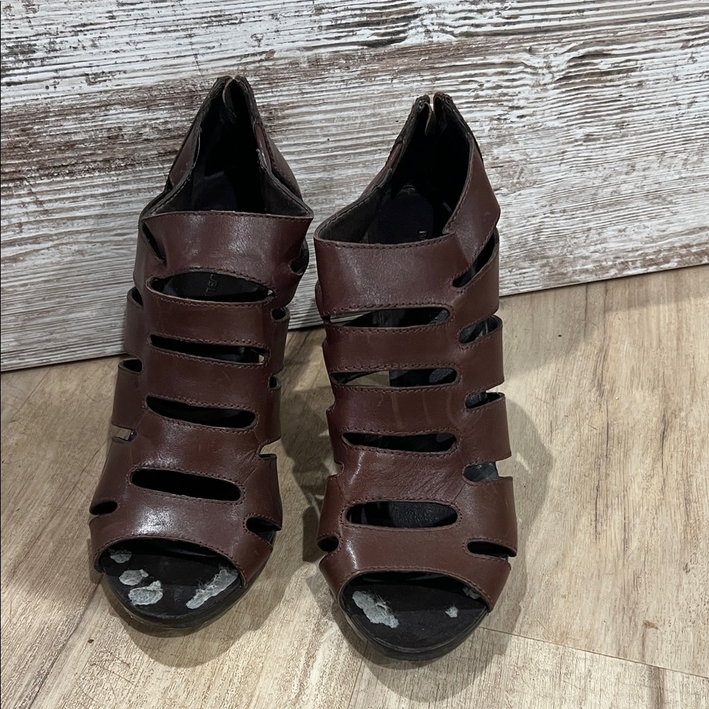 Banana Republic brown sandal w heel